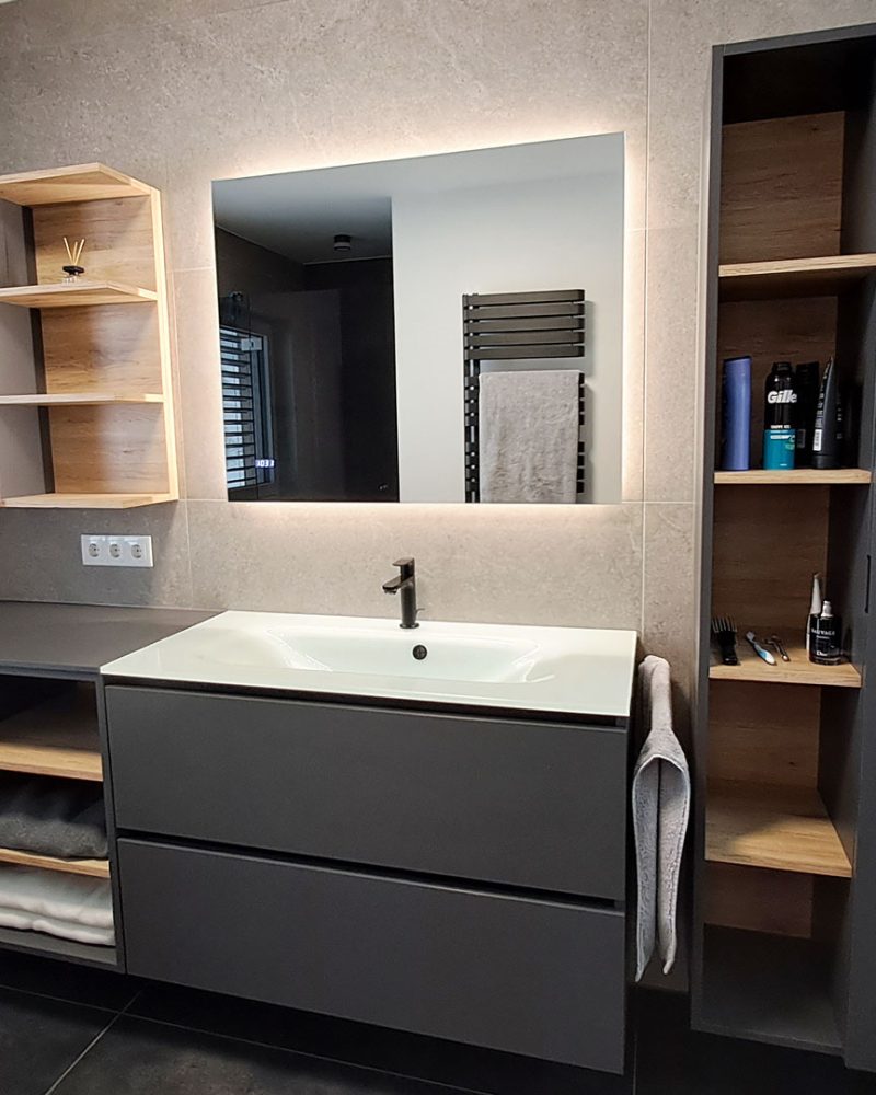 Tischlerei-Raudaschl-Referenz-Badezimmer-mit-Glas-Waschbecken-002-16zu9