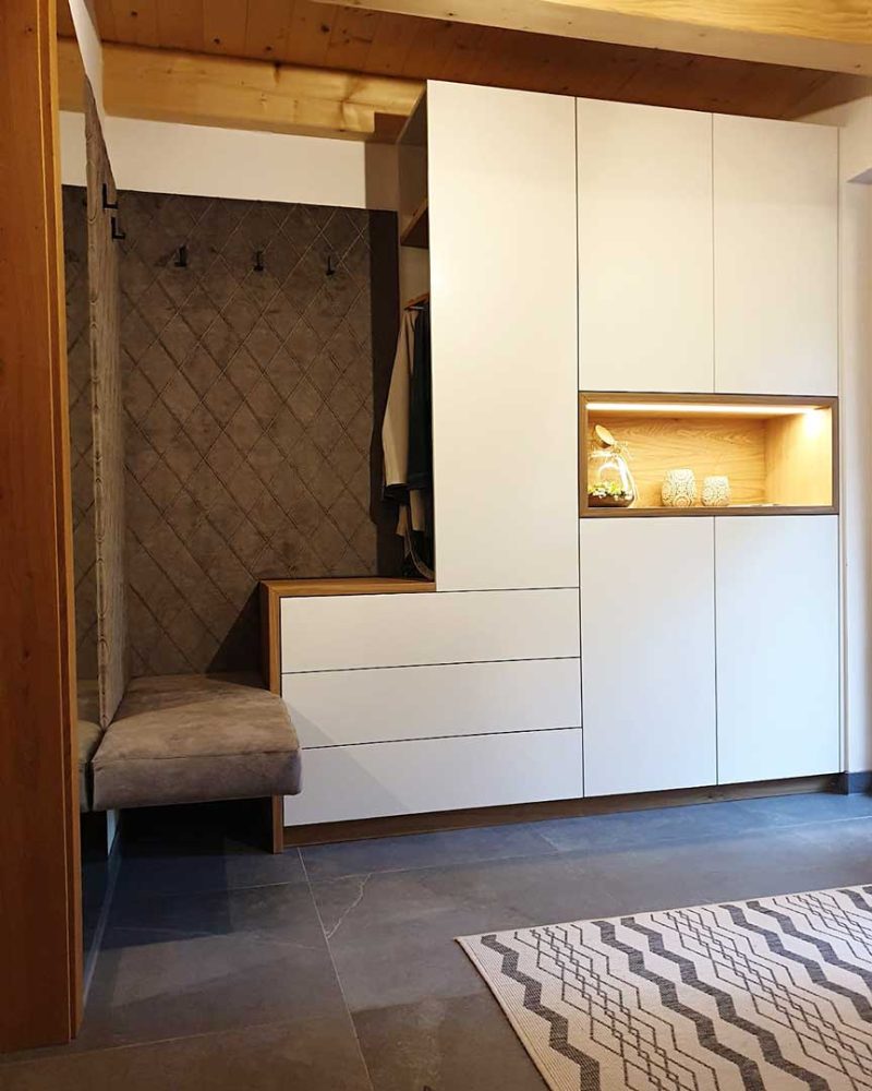 Tischlerei-Raudaschl-Referenz-Garderobe-weiss-mit-Polsterung-001-4zu5