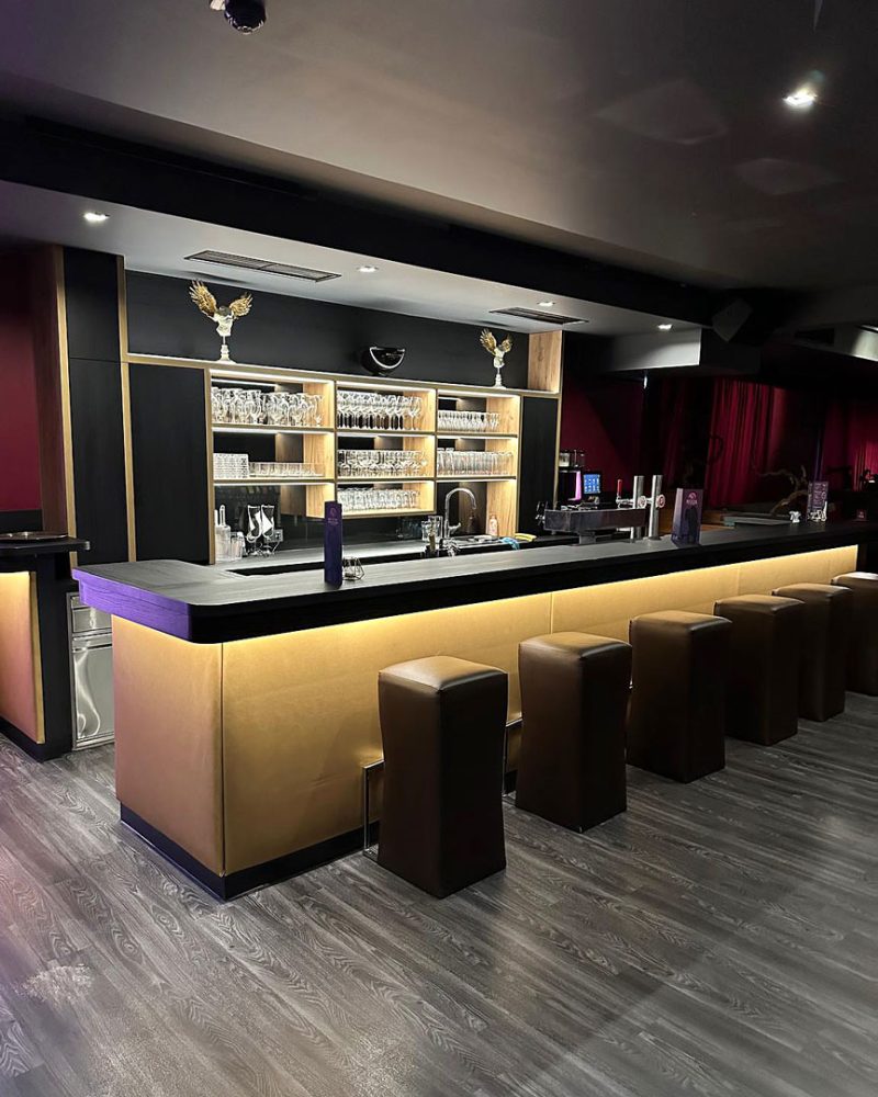Tischlerei-Raudaschl-Referenz-Gewerbeobjakt-Bar-002-4zu5