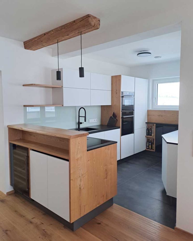 Tischlerei-Raudaschl-Referenz-Moderne-Weisse-Kueche-mit-Holz-001-4zu5